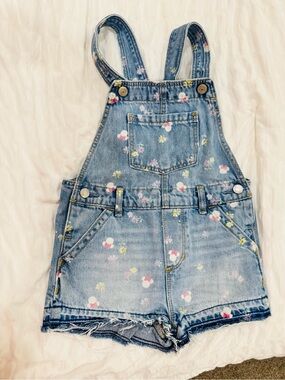 GAP + DISNEY Little Girl 5T Denim Floral Short Mini Mouse Overalls - Light Blue
